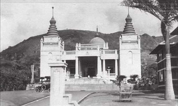 Hawaii Betsuin historical photo with model T cars