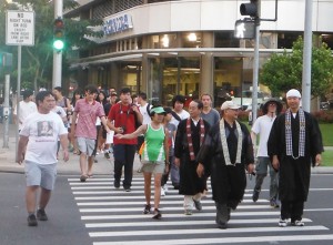 ministers and students crossing Queen Emma St. at Beretania St