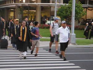 ministers and students crossing Queen Emma St. at Beretania St