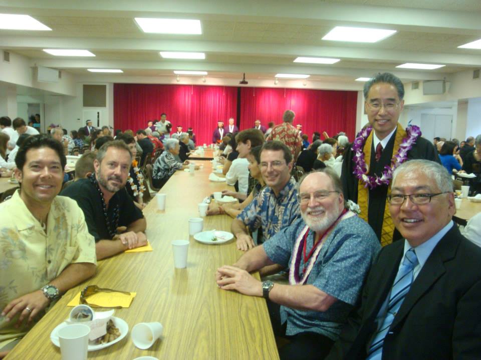 Governor Abercrombie enjoys fellowship in the social hall
