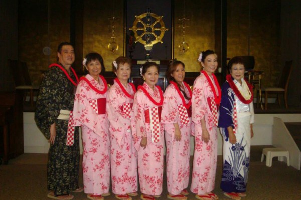 7 dancers in kimono and lei in the Annex Temple