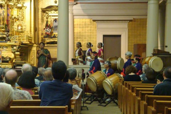 dancers and drummers at the front of the hondo