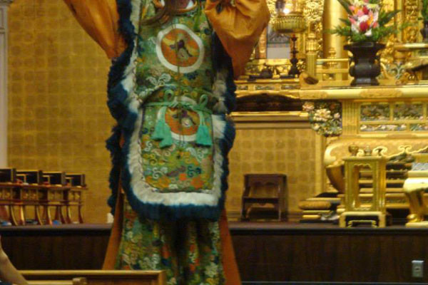 Kinnara Gagaku dancer with mask