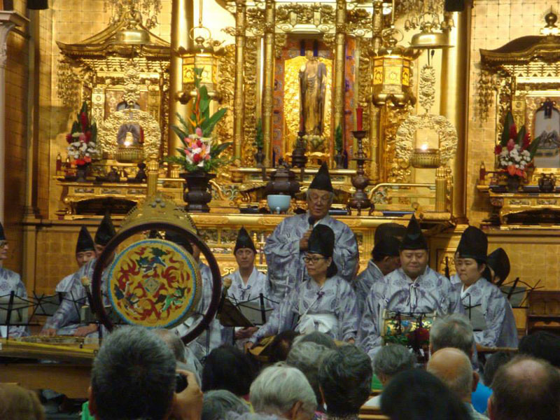 Rev. Masao Kodani introduces the Kinnara Gagaku and Taiko group