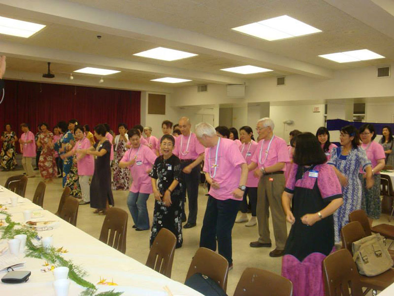 Betsuin and Hiroshima choir dance the hula