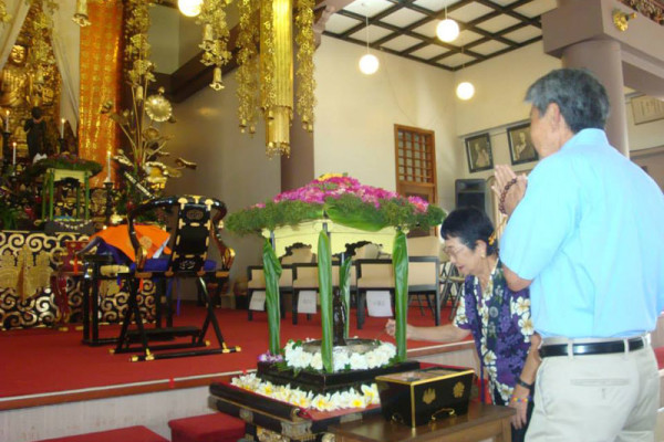 Betsuin members at the altar at Soto Mission