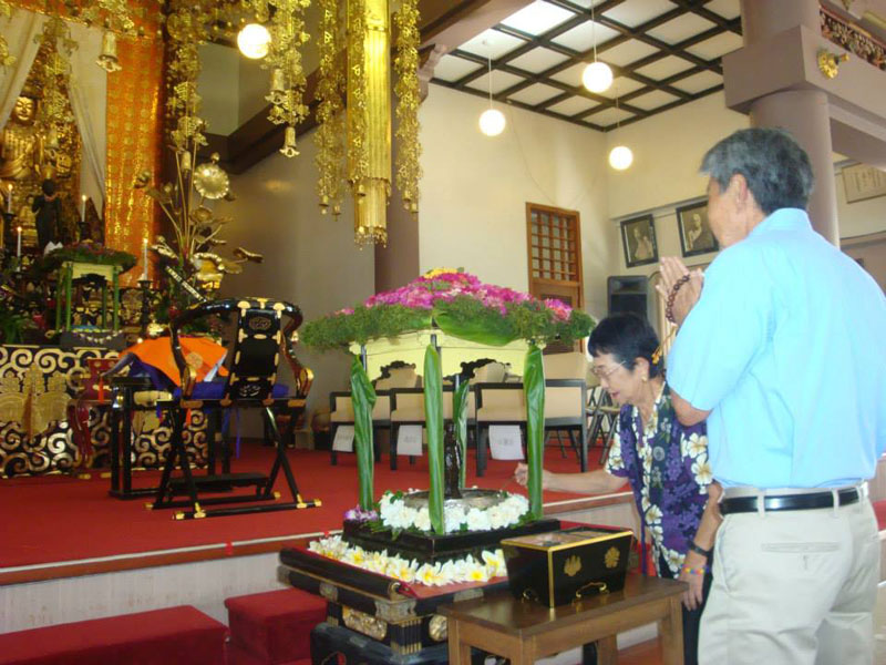Buddha Day 2015: Betsuin members at altar
