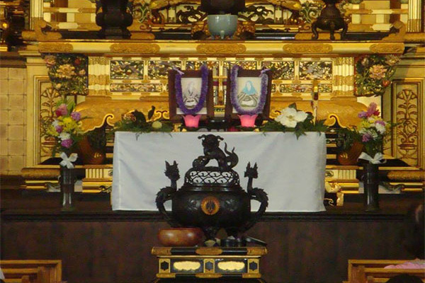 images of Eshinni and Kakushinni at the Betsuin altar