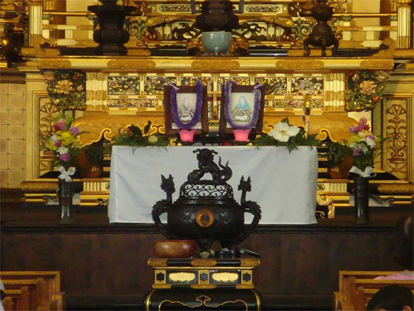 Images of Eshinni and Kakushinni at the Betsuin altar