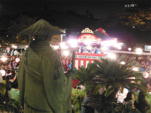 Shinran statue of Shinran Shonin overlooks dancers