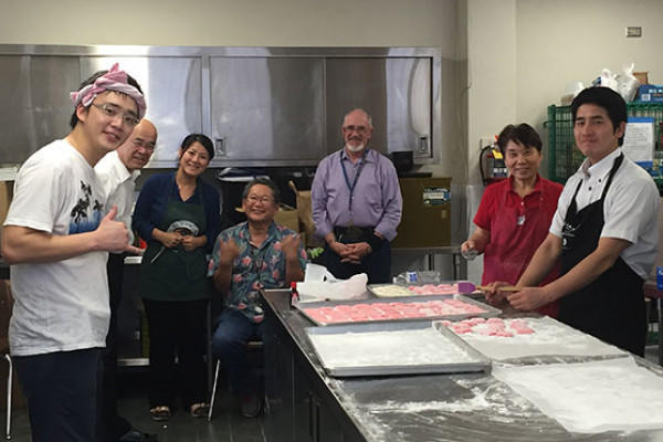 Ministers prep pink and white mochi for Hoonko 2016