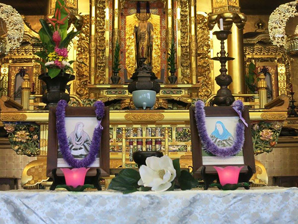 Eshinni/Kakushinni images before the altar