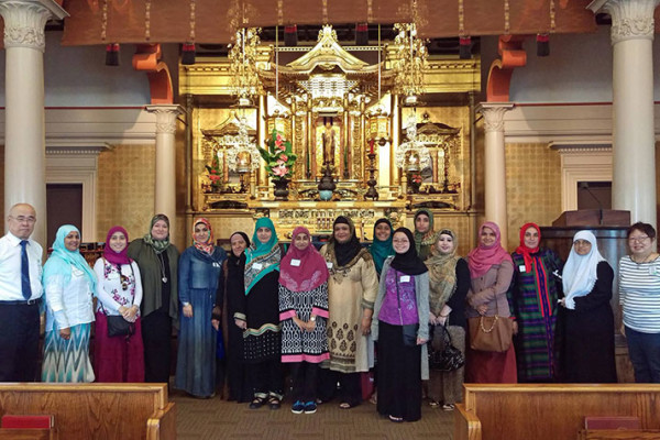 Rimban Hagio with women from Manoa Mosque - group photo in front of the altar