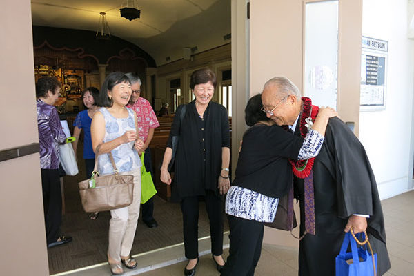 Eitaikyo service attendees greet Rev. Kawaji outside the hondo