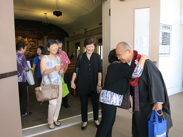 Eitaikyo Service attendees greet Rev. Hiromi Kawaji