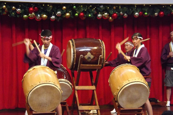 Betsuin taiko players at Ala Moana Center Stage