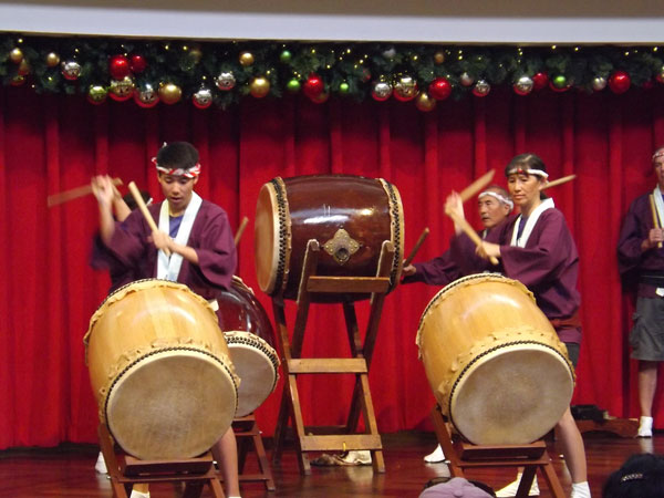 Betsuin taiko group plays Ala Moana Center Stage