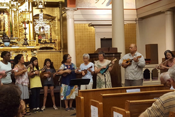 ukulele group performs in Betsuin main hall