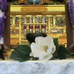 images of Eshinni and Kakushinni before the altar