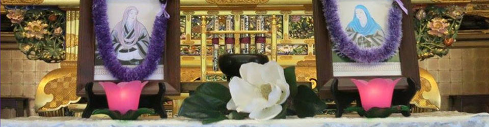 images of Eshinni and Kakushinni before the altar