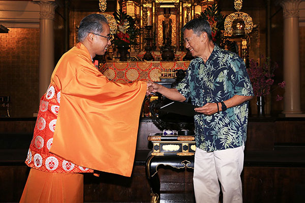 Bishop Matsumoto presents Arthur Nakagawa with a Resolution of Appreciation at the 2019 Giseikai Saturday morning service