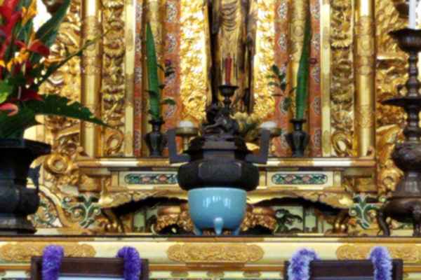 Altar in the hondo with portraits of Lady Kakushinni and Lady Eshinni on Eshinni/Kakushinni Day 2019.