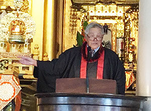 Rev. Masao Kodani gestures while delivering the 2019 Eitaikyo Service message