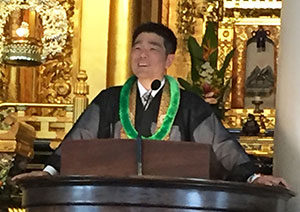 Rev. Kiyonobu Kuwahara speaks at Hawaii Betsuin