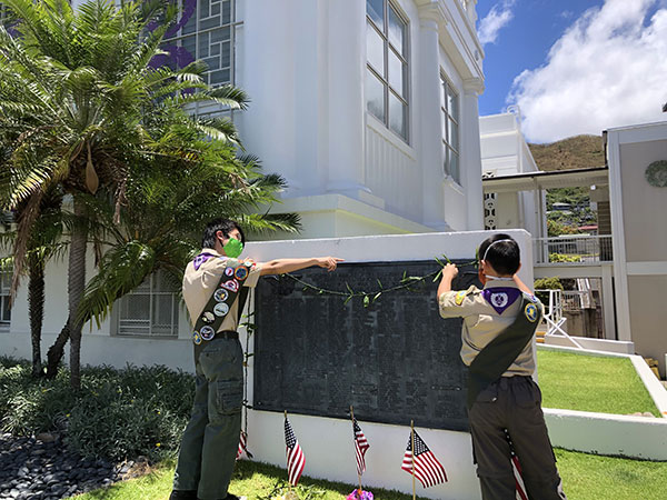 Hongwanji scouts place lei on WWII memorial at Hawaii Betsuin on May 24, 2020