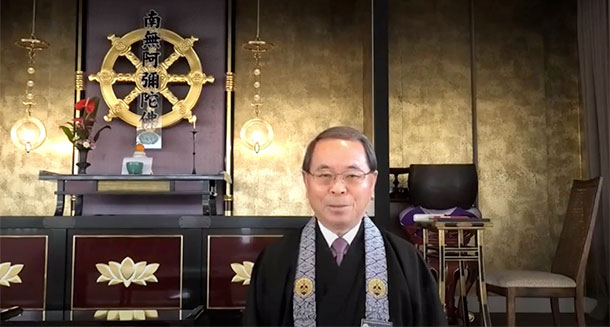 Acting Rimban Tatsuo Muneto in robes before the Annex Temple altar